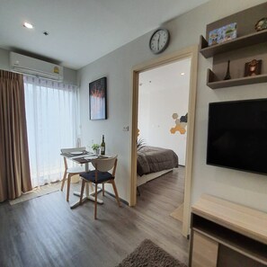 1 bedroom, desk - 0 Minute to Airport Link - 15 minutes to downtown Bangkok (Bangkok)