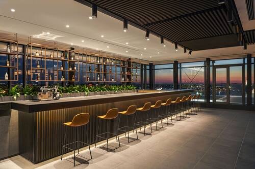 2 bars/lounges