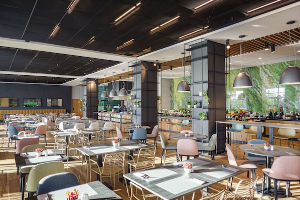 Daily buffet breakfast (PLN 80 per person)