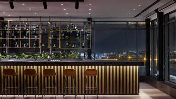 2 bars/lounges