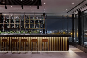 2 bars/lounges