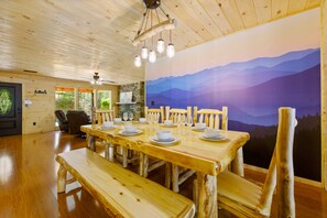 Dining - Luxury Cabin: Mini-Golf/Fire Pit/Game Room (Gatlinburg)