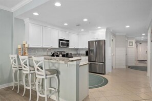 Réfrigérateur, micro-ondes, plaque de cuisson, lave-vaisselle