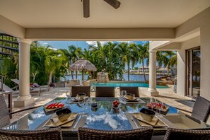 Outdoor dining - Villa Dolphin´s Surf, upscale, water view, gym, pool/hot tub, boaters dream (Cape Coral)