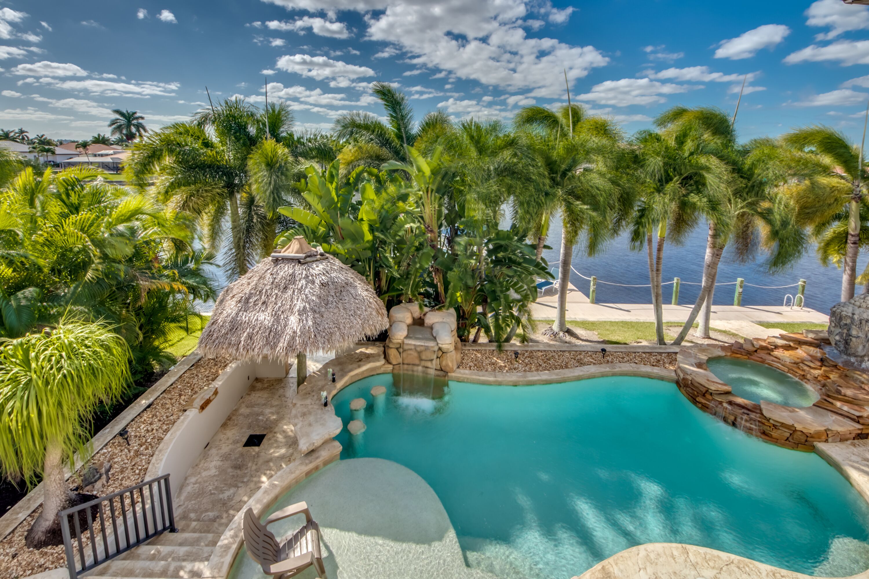 Een buitenzwembad, een verwarmd zwembad