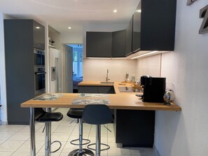 Réfrigérateur, four à micro-ondes, un four, surface de cuisson