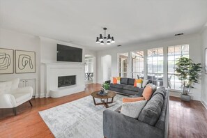 تلفزيون بشاشة مسطحة، مدفأة، برامج وأفلام نتفليكس، كرة قدم الطاولة