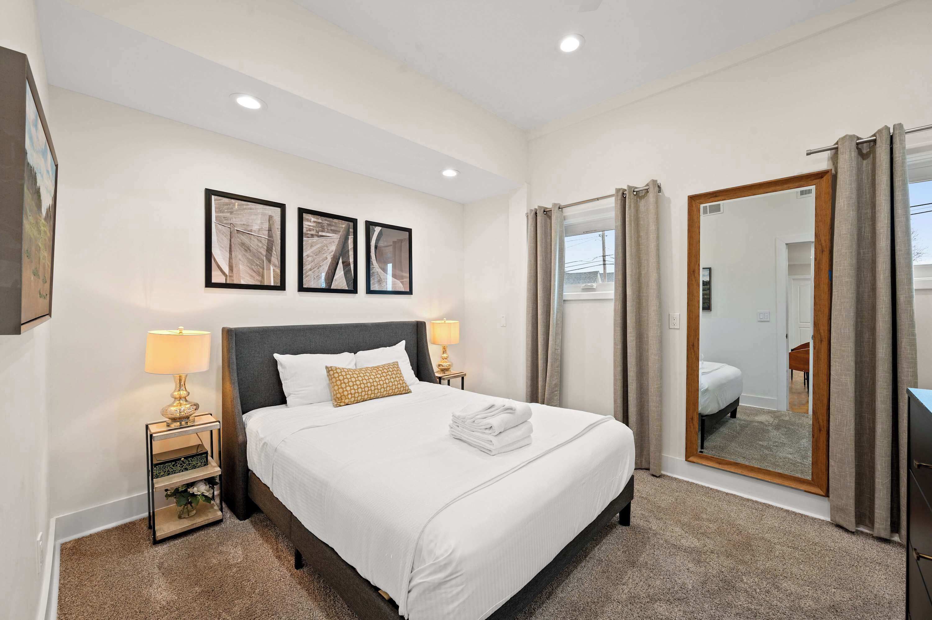 4 chambres, bureau, fer et planche à repasser, lit parapluie