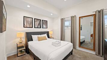 4 chambres, bureau, fer et planche à repasser, lit parapluie