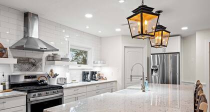 Spacious Home Near Ark, Perfect for 12 Guests