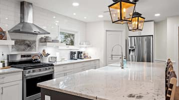 KĂŒhlschrank, Mikrowelle, Ofen, Herdplatte