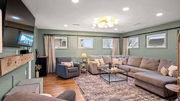 Fernseher, Kamin, Videospiele, Arbeitsbereiche