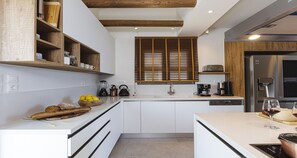 Réfrigérateur, micro-ondes, four, machine à expresso