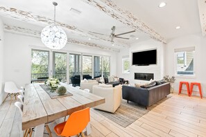 Fernseher, Kamin, Tischfußball