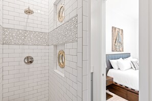 Combined shower/tub, hair dryer, towels