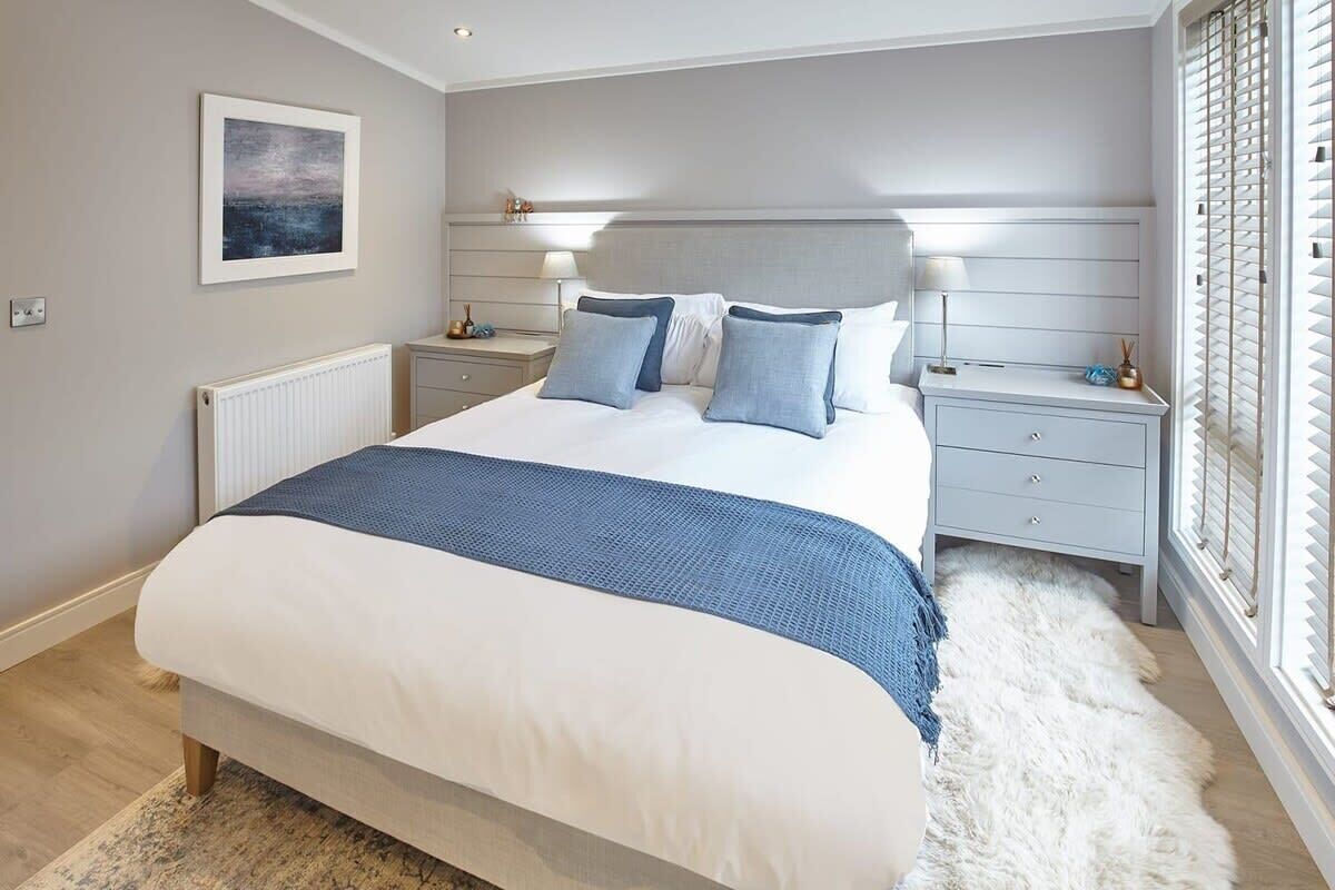 2 bedrooms, desk, iron/ironing board, WiFi