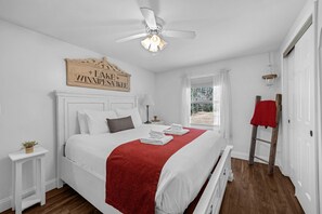 4 habitaciones, tabla de planchar con plancha y cuna de viaje 