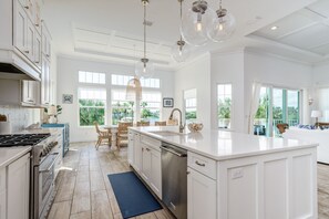 雪櫃、微波爐、焗爐、爐具