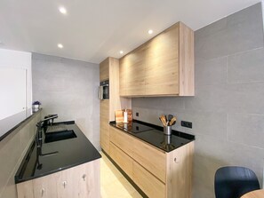 Een koelkast, een microgolfoven, een oven, een vaatwasser