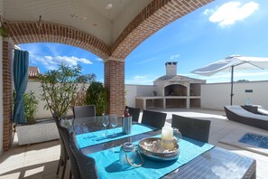 تناول الطعام بالخارج