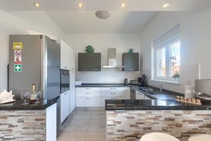 ثلاجة، ميكروويف، فرن، غسالة أطباق