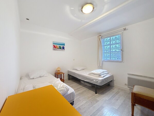 3 bedrooms, iron/ironing board, free WiFi