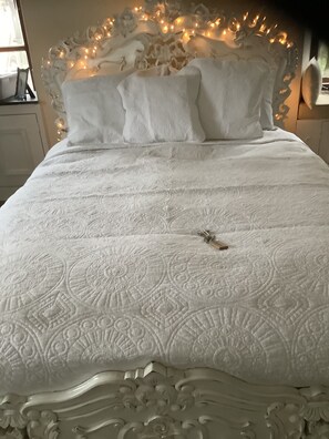 5 quartos, escrivaninha, ferros/tábuas de passar roupa, berço de viagem