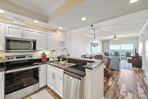 Refrigerador, microondas, horno, placa de cocina