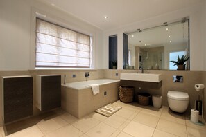 Badewanne, Handtücher, Toilettenpapier