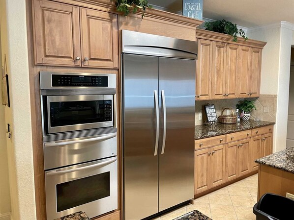 Condo, 3 Bedrooms | Private kitchen | Fridge, oven, coffee/tea maker, toaster