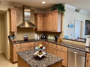 Condo, 3 habitaciones | Cocina privada | Refrigerador, horno, cafetera y tetera y tostadora 