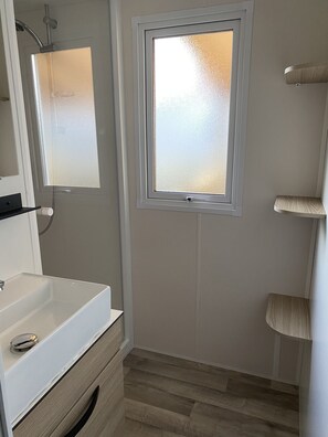 Douche, sĂšche-cheveux, papier toilette