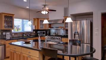 House, 3 Bedrooms | Private kitchen | Fridge, oven, stovetop, coffee/tea maker