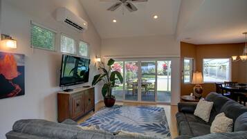 House, 3 Bedrooms | Living area | Smart TV, fireplace, offices