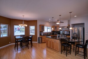 Maison, 3 chambres | Cuisine privée | Réfrigérateur, four, plaque de cuisson, cafetière/bouilloire