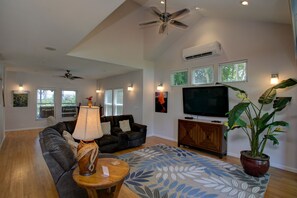 Casa, 3 habitaciones | Zona de estar | Una Smart TV, una chimenea, una oficina