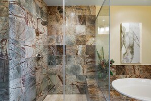 Bathtub, hair dryer, towels - Summer Deal Luxury Mauna Kea 3BR Condo with Ocean and Golf Views (Kamuela)