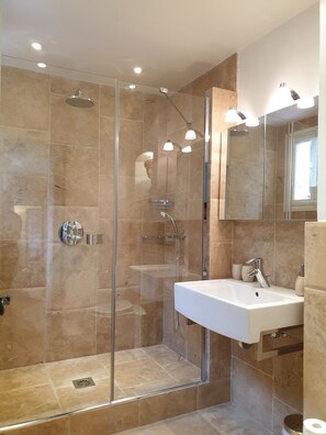 Bathtub, hair dryer, towels - LUXURY VILLA WITH PRIVATE POOL - WALKING DISTANCE TO VALBONNE GOLF COURSE (Valbonne)