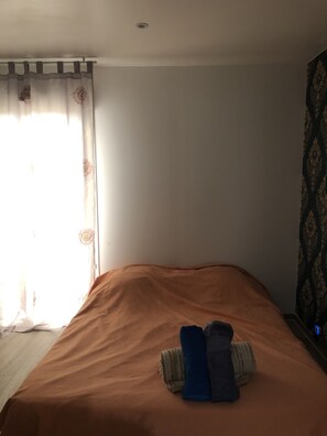 1 chambre, bureau, fer et planche à repasser, Wi-Fi gratuit