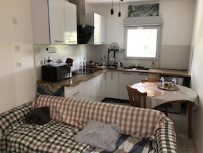 Réfrigérateur, four à micro-ondes, un four, surface de cuisson