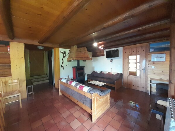 Televisión y chimenea 