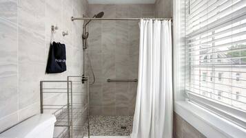 Bathtub, hair dryer, towels, shampoo