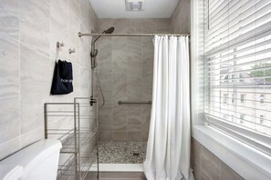 Bathtub, hair dryer, towels, shampoo