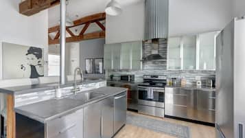 Réfrigérateur, micro-ondes, four, plaque de cuisson