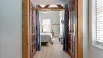 2 bedrooms, desk, iron/ironing board, WiFi