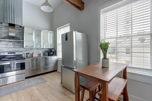 Réfrigérateur, four à micro-ondes, un four, surface de cuisson