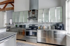 Réfrigérateur, four à micro-ondes, un four, surface de cuisson