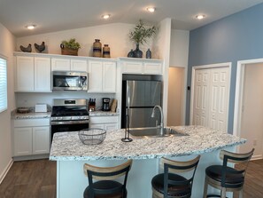 Kjøleskap, mikrobølgeovn, ovn og kokeplater