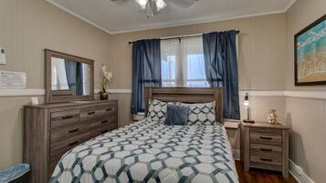 2 makuuhuonetta, työpöytä, ilmainen Wi-Fi, vuodevaatteet