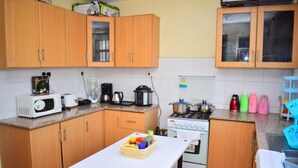 Apartemen, 3 kamar tidur | Dapur pribadi | Lemari es, microwave, blender, dan peralatan masak/sendok-piring